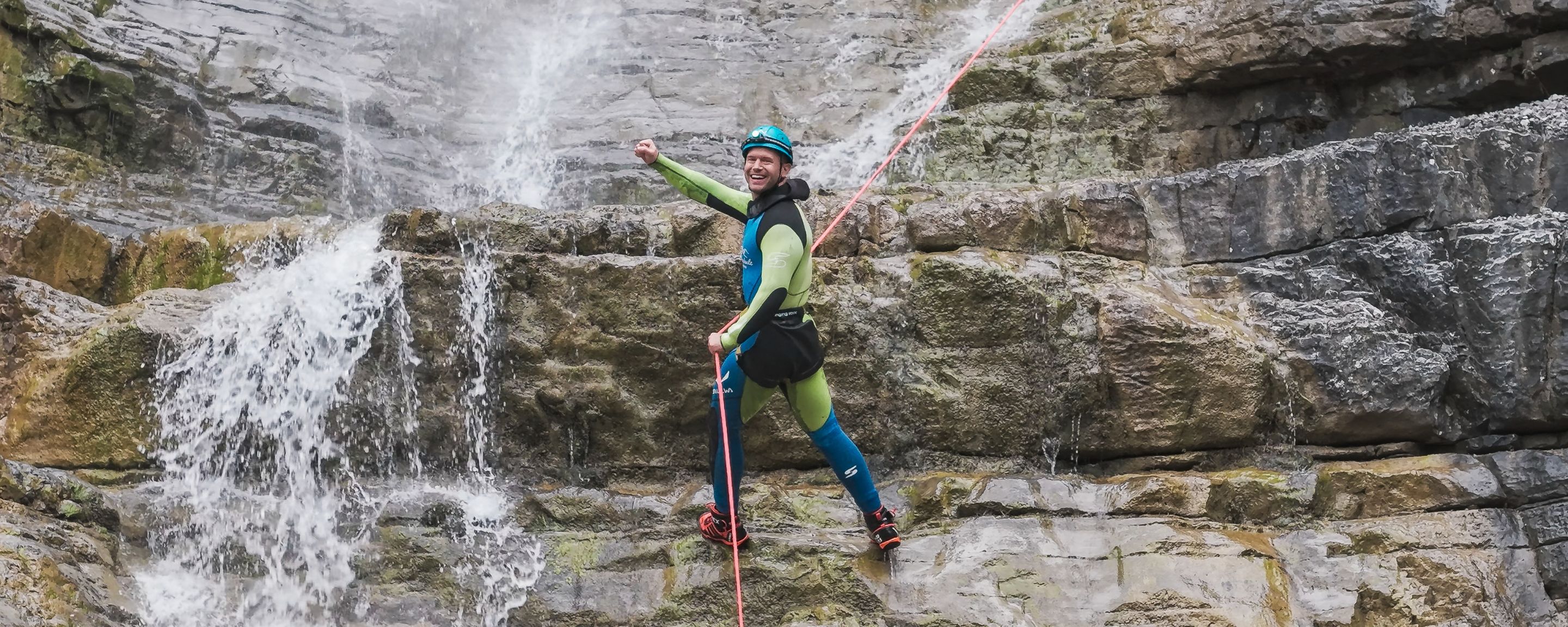 Tijdens het klimmen met een hoofdlamp van Brennenstuhl